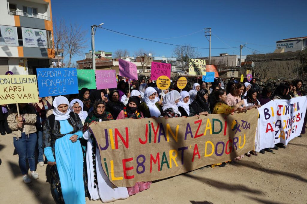 Mujeres en manifestación sosteniendo pancartas