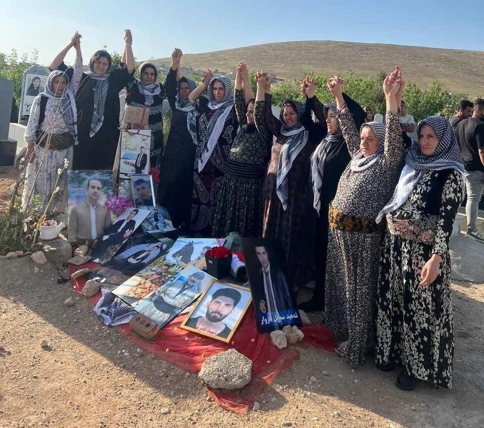 Mujeres en una zona rural junto con imágenes en el suelo